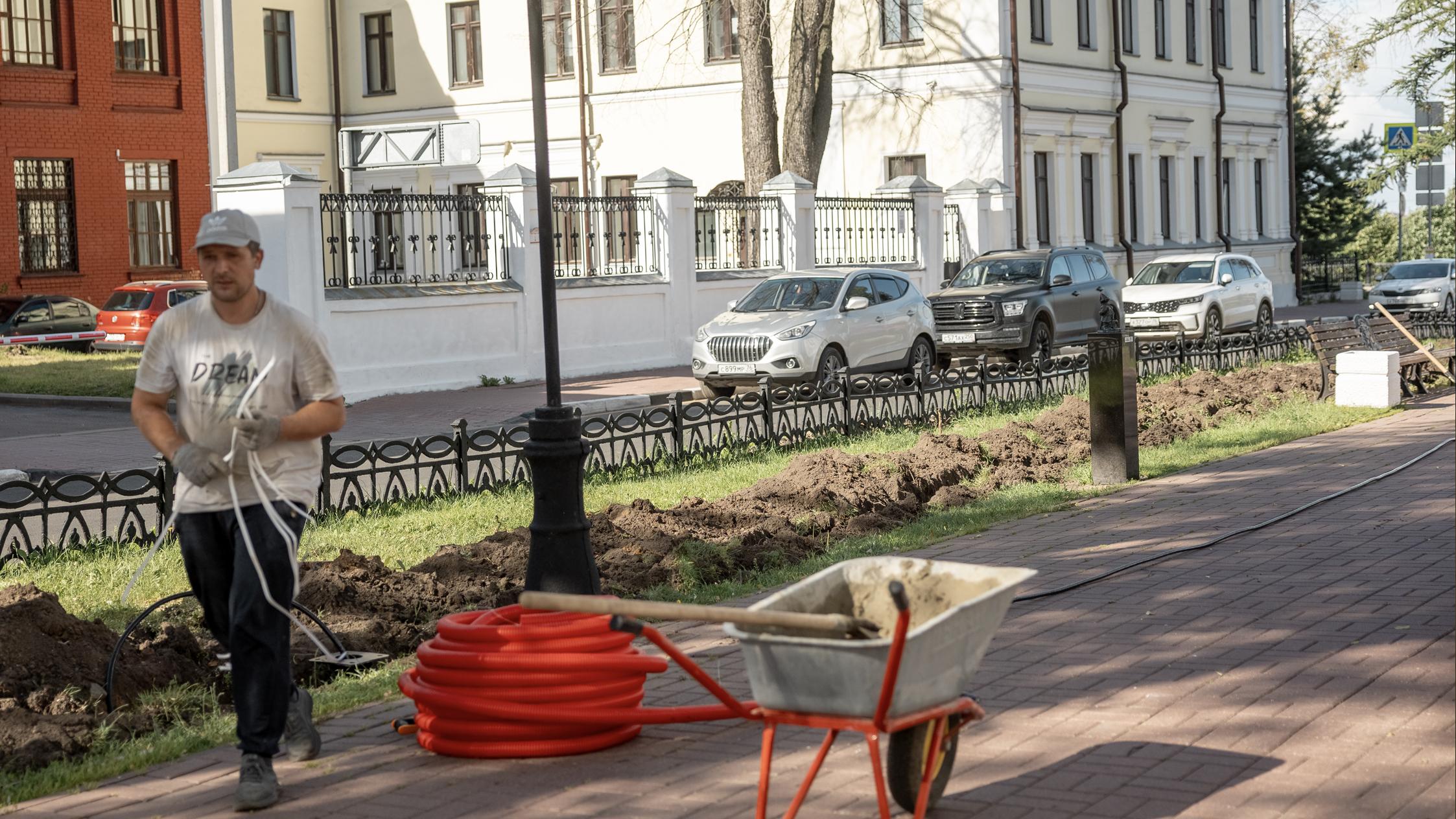 Революционная улица&nbsp;— одна из первых, появляющихся в сериале. В июле 2026 года здесь идут работы по благоустройству | Источник: Александр Куренной / 76.RU