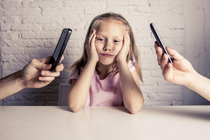 Повышенная тревога и задержка речевого развития: как родительское «залипание» в телефон влияет на детей