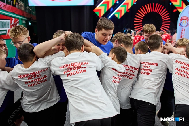 Подростки с азартом боролись друг с другом | Источник: Александр Ощепков/NGS.RU