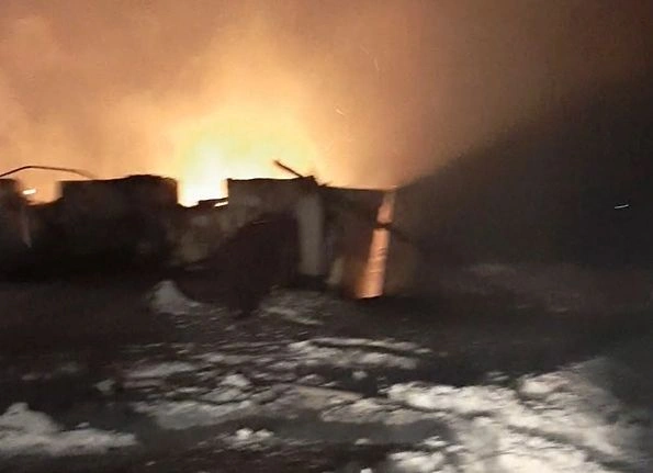 В рязанском поселке Льгово пожарные увязли в снегу и не смогли подъехать к горящему дому | ya62.ru