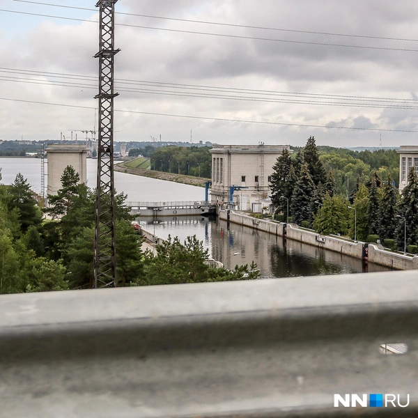 На площадке, где произошла авария, находятся в том числе 17 самосвалов, баржа-буксир, кран и экскаваторы с гидромолотом | Источник: Наталья Бурухина / NN.RU