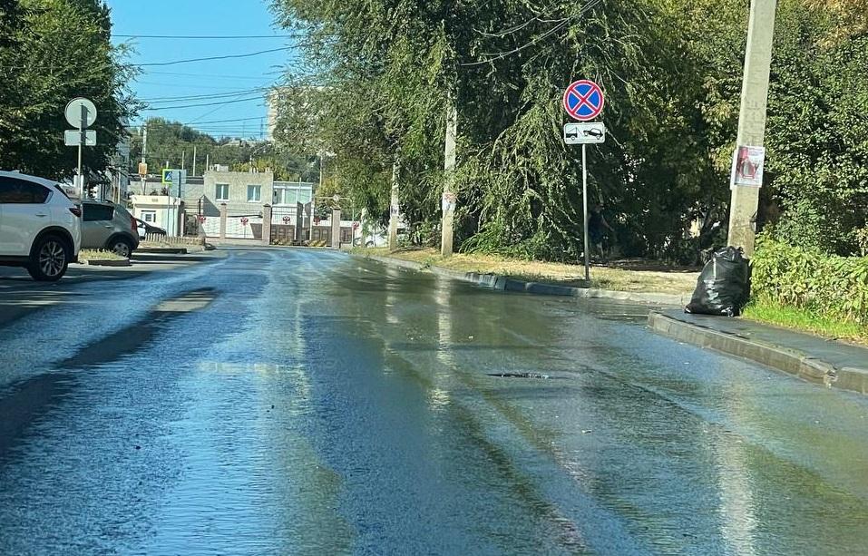 В Волгограде питьевая вода из лопнувшего водовода топит Первую продольную