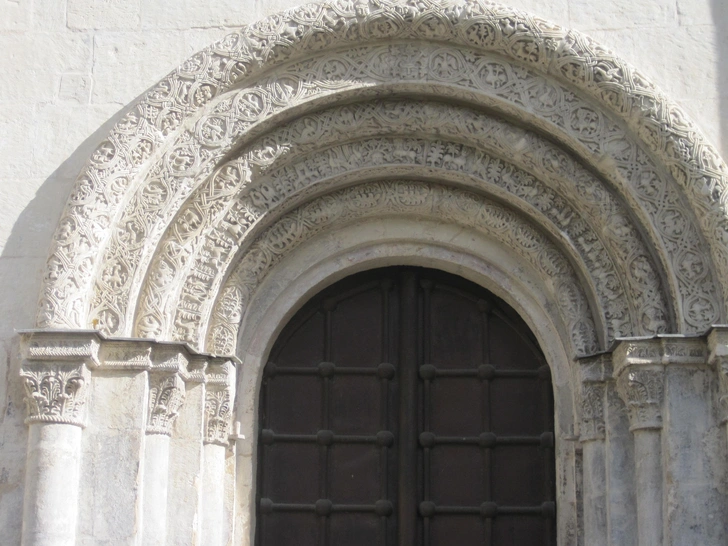 Узорчатые порталы Дмитриевского собора во Владимире | Источник: Mortier.Daniel, commons.wikimedia.org