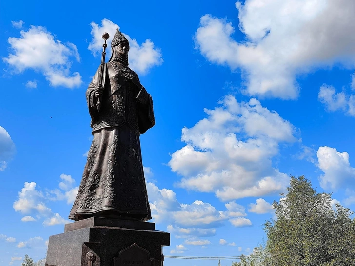 Бронзовая Сююмбике обращена лицом к усыпальнице своего последнего супруга | Источник: vokrugsveta.ru