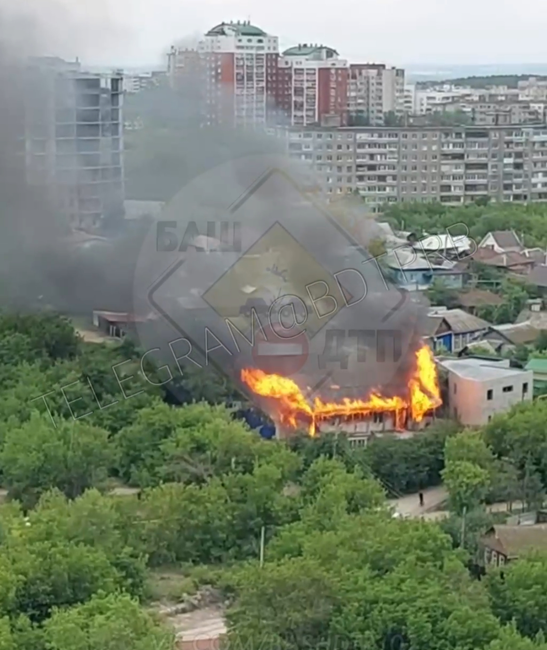 В Старой Уфе горит двухэтажный дом — есть угроза распространения огня - 4  июня 2024 - УФА1.ру