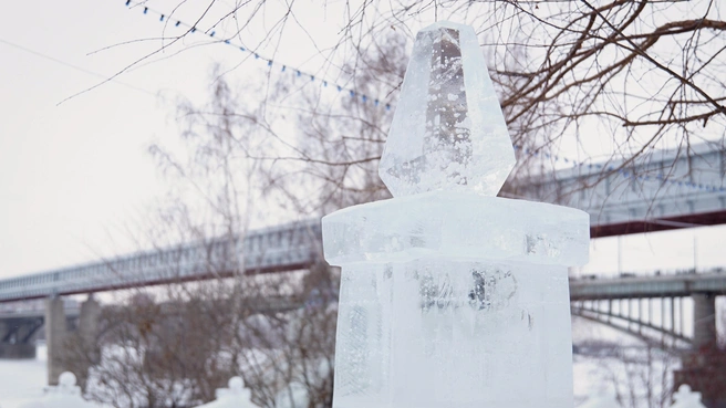 Лед даже и не в лучах солнца смотрится сказочно | Источник: Антон Дигаев / NGS.RU