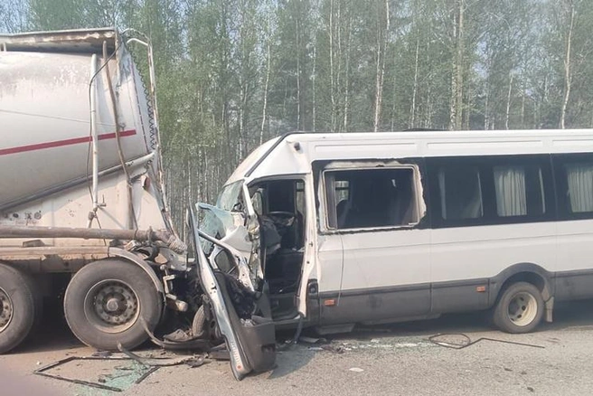 Водитель микроавтобуса слишком поздно заметил цементовоз | Источник: ГИБДД Свердловской области