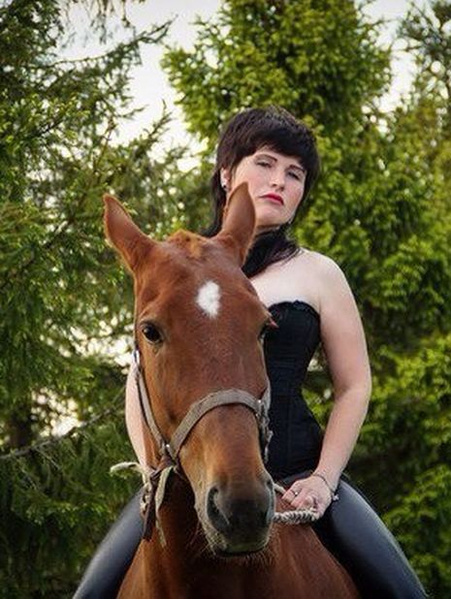Красивые девушки наездницы верхом на конях, фото