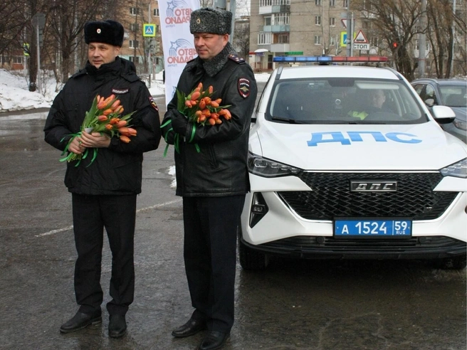 Девушкам-водителям желали безопасных дорог и дарили цветы | Источник: «Авторадио-Пермь»