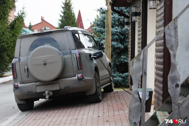 Машина заряжается от розетки в гараже | Источник: Наталья Лапцевич