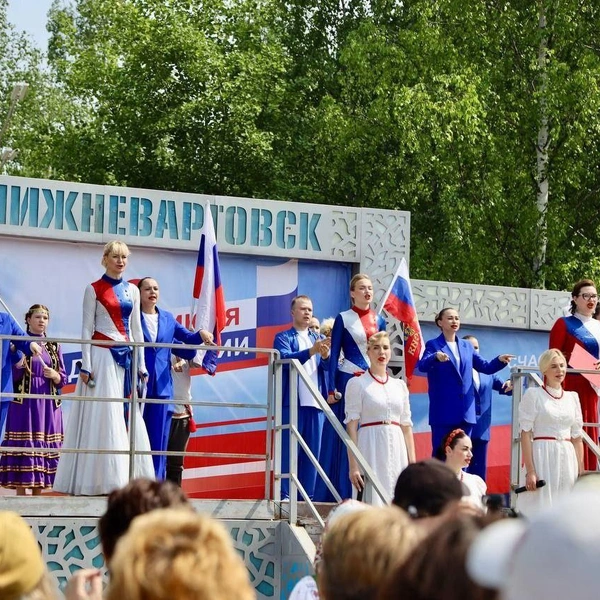 На сцене были творческие коллективы города | Источник: администрация Нижневартовска