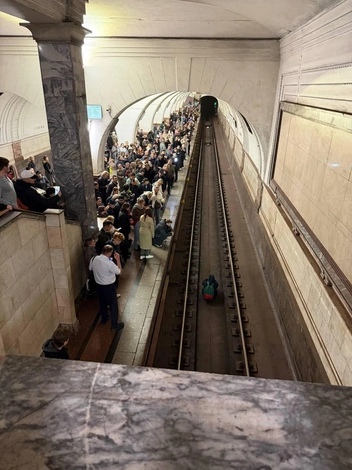 На Замоскворецкой линии метро пассажир сел на пути | Источник: «Делай Метро лучше!» / T.me