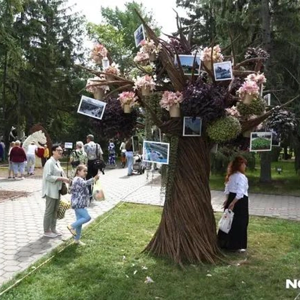 В последний день омичи уже не видели преград и спокойно подходили вплотную к выставочным экспонатам | Источник: Евгений Софийчук / NGS55.RU
