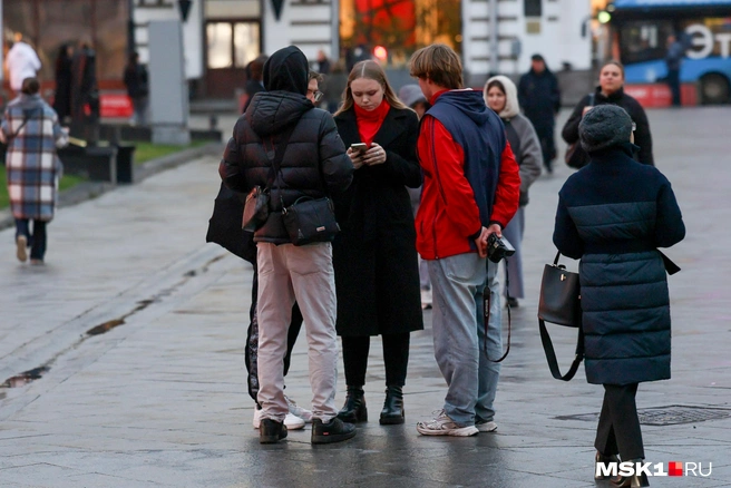 А вот те самые ребята, которые фотографируют и продают. Эту девушку удалось уговорить купить снимки. Деньги просят перевести на телефон | Источник: Артем Устюжанин / MSK1.RU