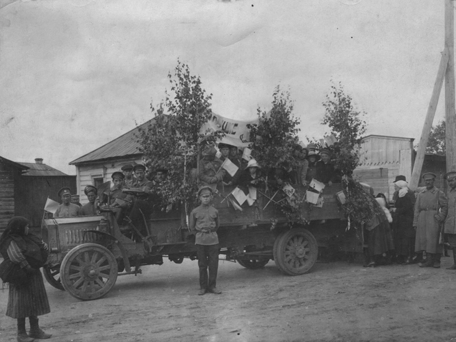 Например, Первомай 1918 года | Источник: Объединенный государственный архив Челябинской области