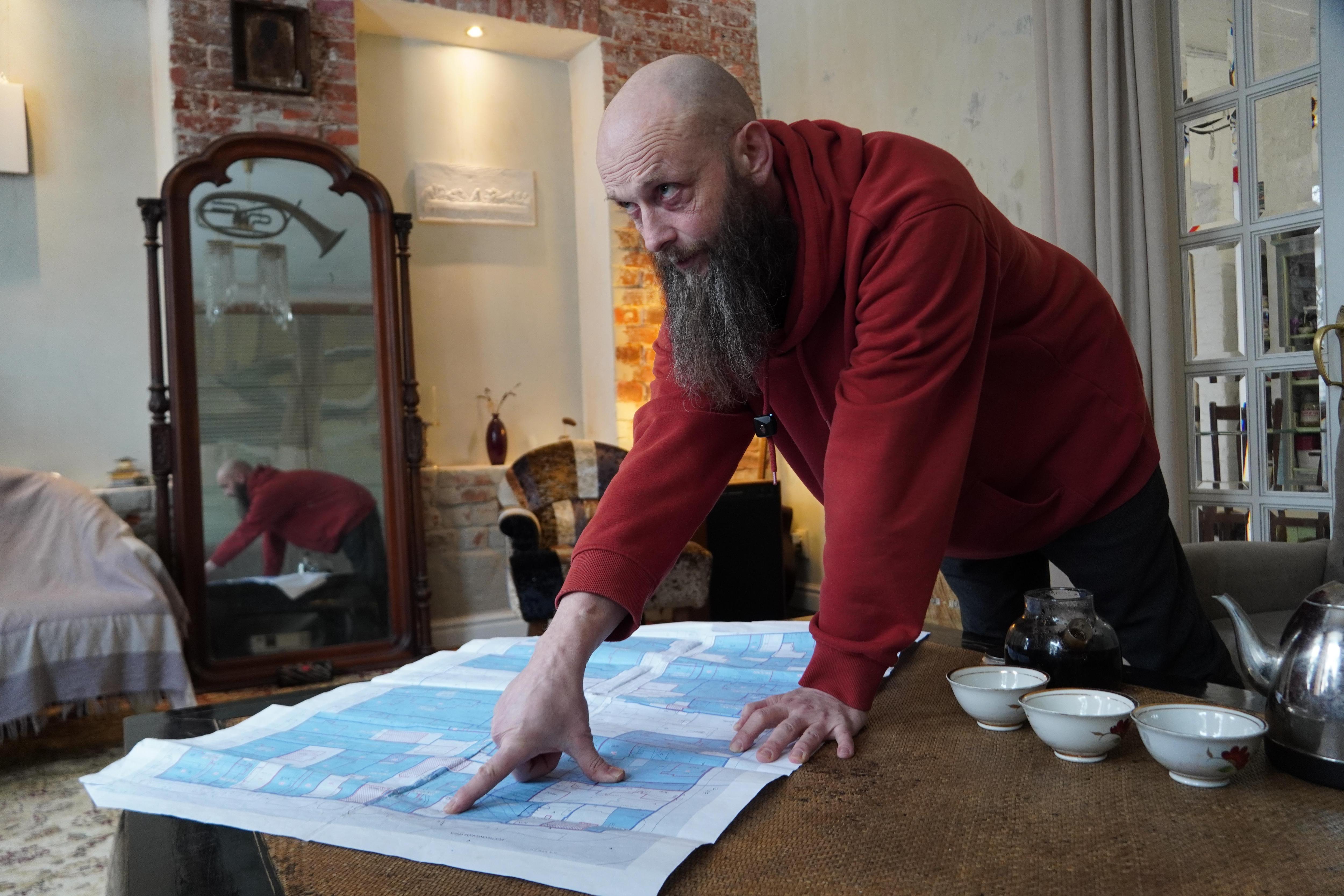 «Я не герой. Я просто живу здесь»: история человека, который объединяет соседей, чтобы спасти город, — смотрите, что получается