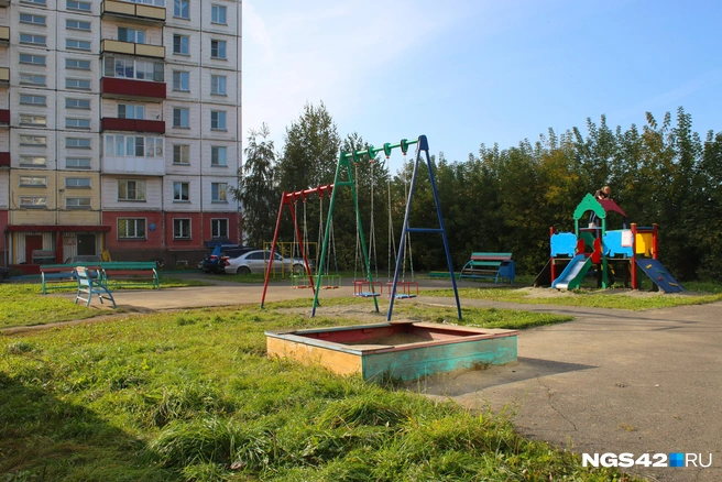 В этом дворе детям есть, где провести время | Источник: Игорь Епифанцев / NGS42.RU