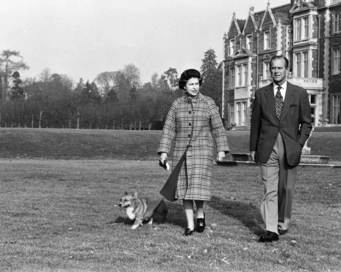 Королева Елизавета II и прицн Филипп в Сандрингеме | marieclaire.ru