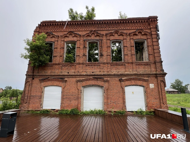 Вход закрыли стальными листами | Источник: Андрей Бирюков / UFA1.RU