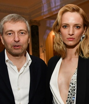 Миллиардер Дмитрий Рыболовлев платил миллион долларов, чтобы за его девушкой Дарьей Строкоус следили. Мы покажем тебе горячие фото модели бесплатно