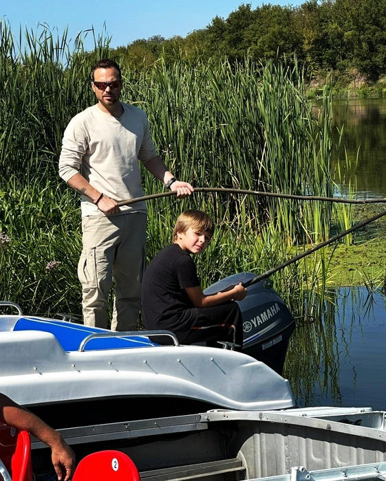 Чаще, чем на съемочной площадке, актер теперь проводит время на природе с сыном или возлюбленной | Источник: alexeychadovofficial / Instagram.com (экстремистская организация, деятельность запрещена на территории РФ)