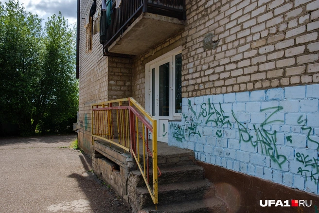 Надпись оставили даже на двери детсада | Источник: Булат Салихов / UFA1.RU