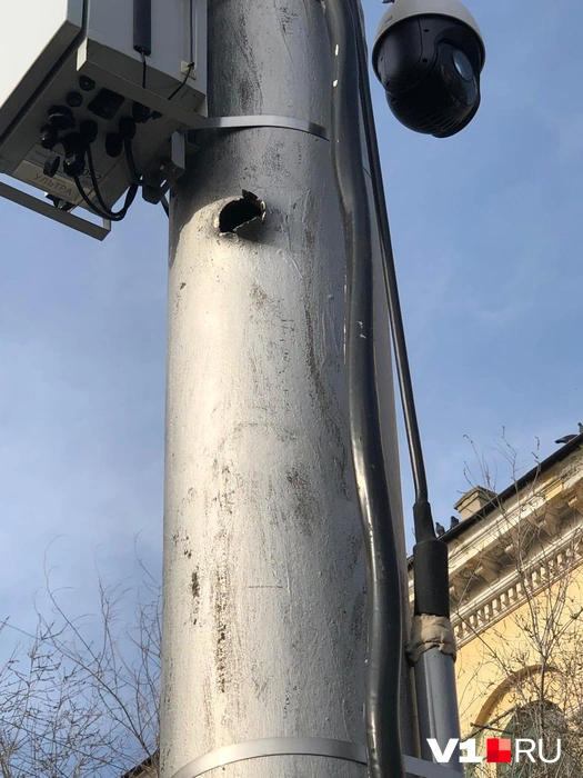 Один из столбов, пробитых в Сталинградскую битву, стоит совсем недалеко от администрации Волгограда | Источник: читатель V1.RU