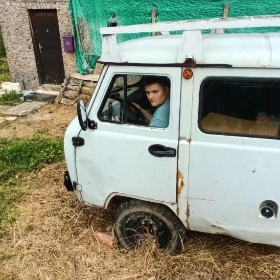 Благодаря помощи более сотни людей со всей страны у Вани теперь есть та самая «буханка», которая так его радует | Источник: Екатерина Заломова