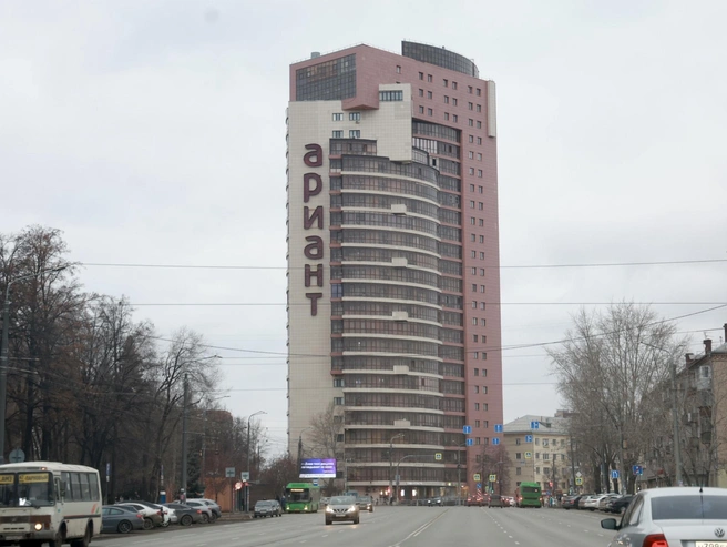 Два конфискованных офисных помещения расположены в здании с заметной вывеской. | Источник: Михаил Шилкин