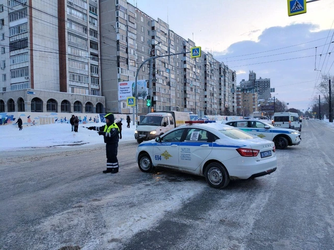 Сотрудники ГАИ вручную направляют транспорт | Источник: ГАИ Челябинска