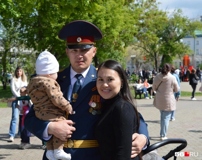 Семья военнослужащего, участвовавшего в параде Победы | Источник: Анастасия Баринова / 56.RU