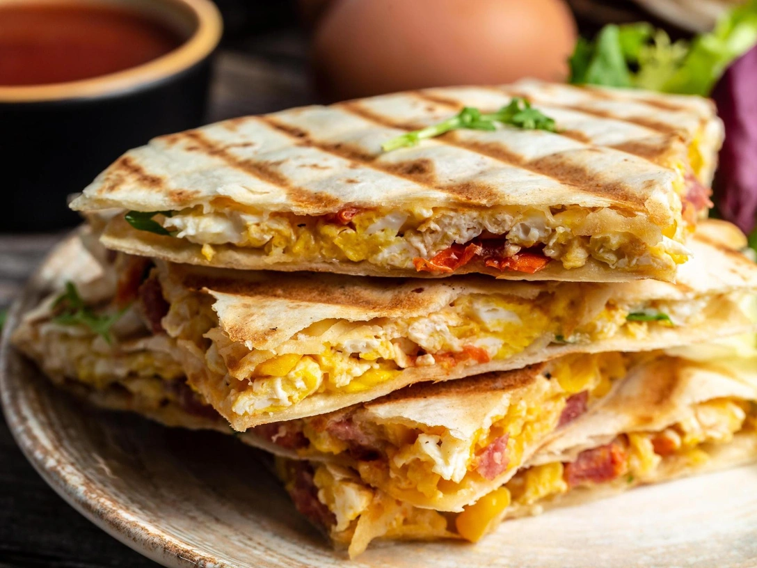 Быстро и сытно: лепешка с сыром и яйцом на завтрак, которая понравится всем домашним | marieclaire.ru