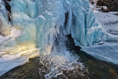 Завораживающий зимний водопад Корбу на Алтае
