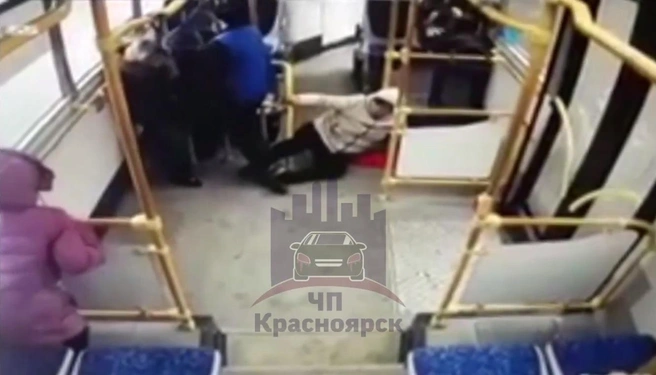 Пассажиры упали при резком торможении | Источник: ЧП Красноярск / vk.com