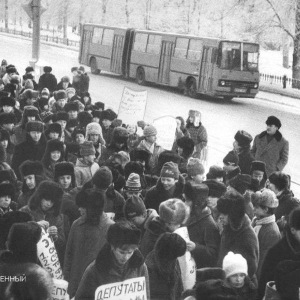 Марш протеста школьников: ребята не согласны с передачей здания Станции юных техников учреждениям культуры. Снято в феврале 1991 года | Источник: Госархив Пермского края
