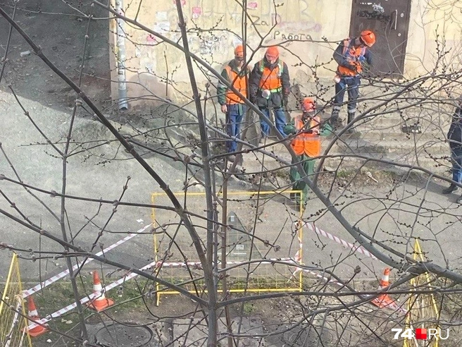 Напоследок рабочие сфотографировали люки | Источник: читатель 74.RU