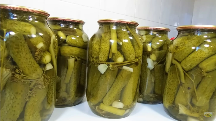 Как сделать 100% хрустящие маринованные огурцы на зиму: проверенный рецепт | Источник: кадр из видео с YouTube-канала «Вкусные Рецепты от Аллы»