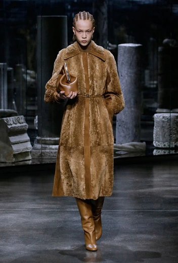 Fendi осень/зима 2021-22 | marieclaire.ru