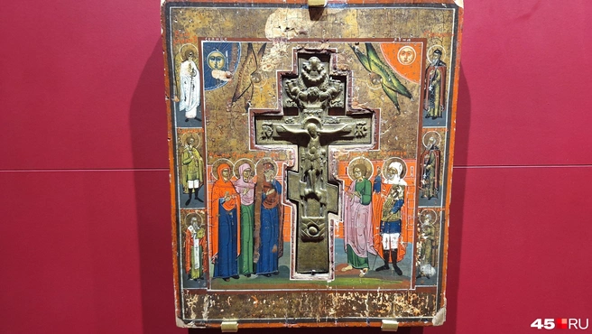 Икона «Распятие Христово с предстоящими, с избранными святыми на полях (с врезным меднолитым крестом)» | Источник: Александр Лисихин / 45.RU 