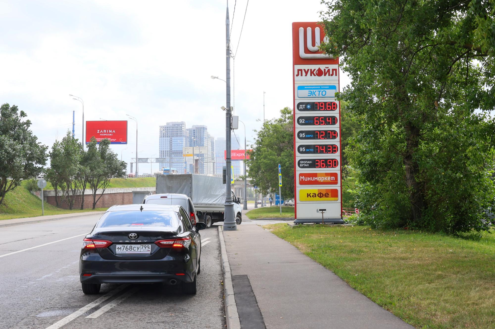«Так и не смог найти 95-й». Краснодарцы возмущены ситуацией с бензином и очередями: о чем они говорят?