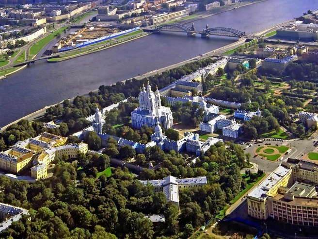Смольный до монастыря: склады, огороды и летний дворец Елизаветы | Источник: iStock.com/Gelia