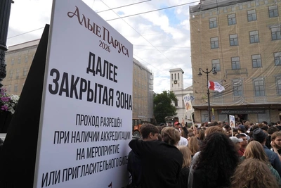 Роботы и выпускники: в Петербурге проходят «Алые паруса»