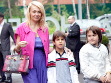 Дети Яны Рудковской просят оставить их с матерью