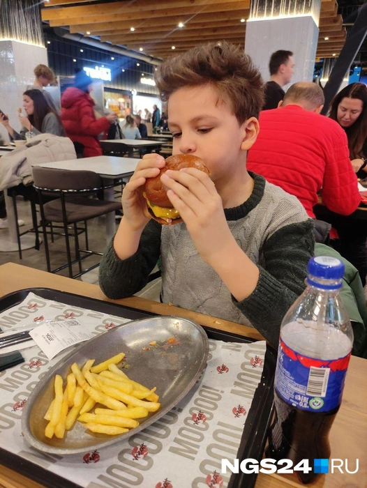 Бургер на первоклашку оказался большим, осилил половину | Источник: Кадрия Катцина / NGS24.RU