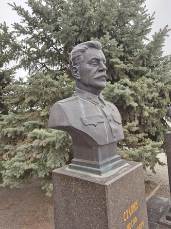 Оба бюста стоят недалеко от входа в музей… | Источник: читатели V1.RU