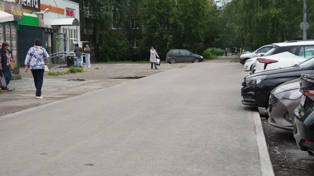 На улице Чердынской, 28 по просьбе жителей обновили и расширили тротуар | Источник: пресс-служба Пермской городской думы