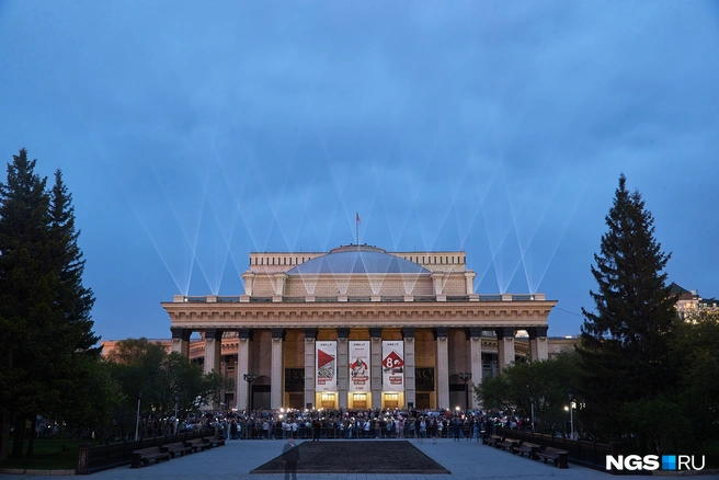 Перед салютом в небе Новосибирска появились «Лучи Победы» | Источник: Александр Ощепков/NGS.RU
