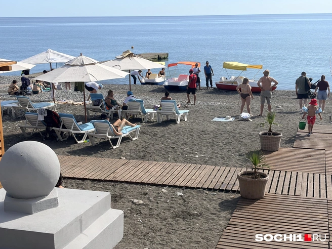 Туристы с утра на пляжах | Источник: Анна Грицевич / SOCHI1.RU
