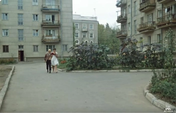 Кадр из фильма. Герои у дома Лиды, который находился в Одессе | Источник: Киноконцерн «Мосфильм» / YouTube