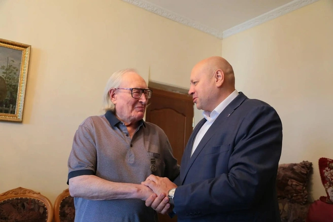 Сергей Шелест вручил профессору Виктору Ильичу Потапову памятную медаль в 310-летию Омска | Источник: пресс-служба мэрии Омска